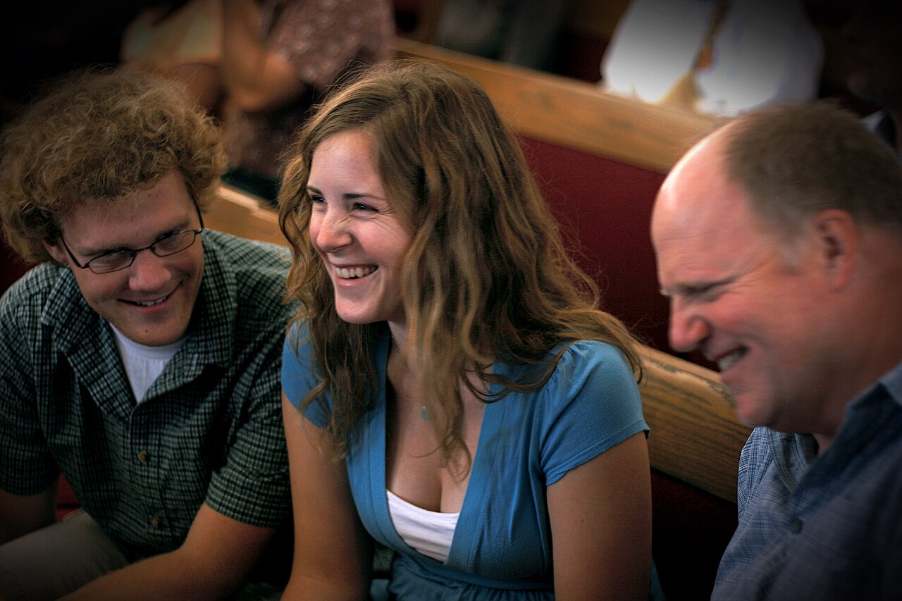 Personas riendo juntas en una iglesia de Ohio