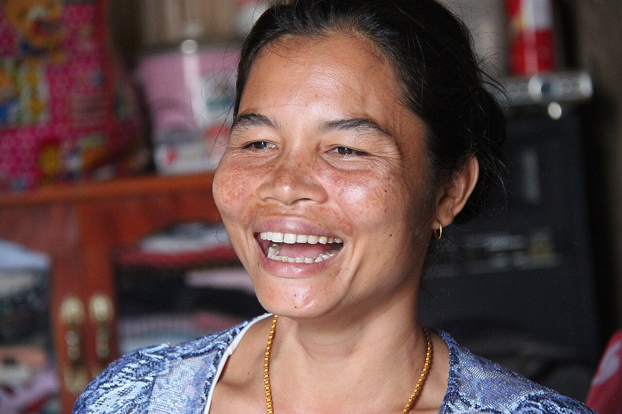 Mujer riendo con la boca muy abierta