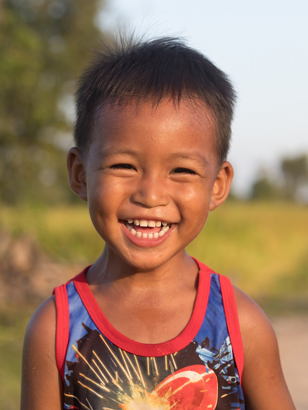 Niño riendo a la luz del atardecer