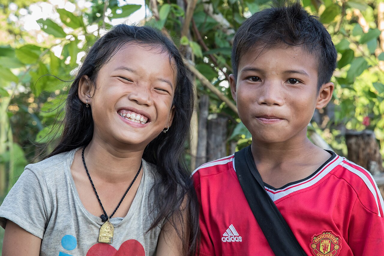 Niña riendo y niño sonriendo en Laos
