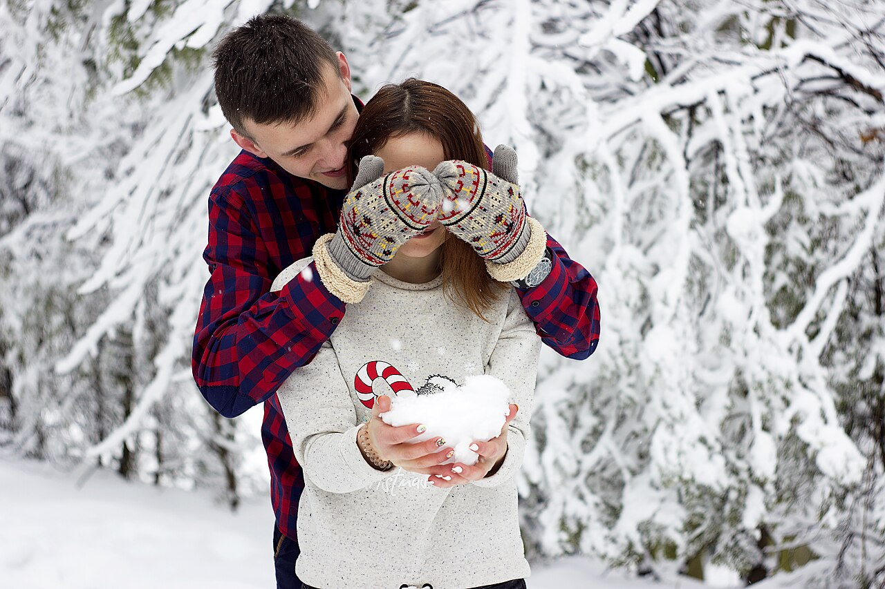 Una pareja ríe en la nieve